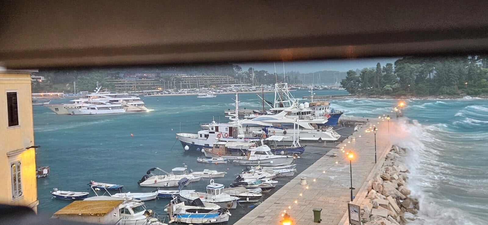 Opasno vreme u Hrvatskoj: Orkanska bura zatvorila puteve, ne idu trajekti, HAK pomenuo i Srbiju