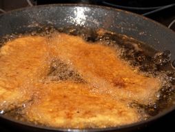 prženje mesa, meso, tiganj, vrelo ulje, prskanje ulja iz tiganja