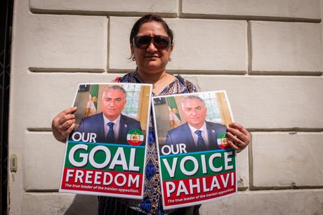 Reza Pahlavi ima brojne pristalice Reza Pahlavi ima brojne pristalice