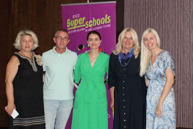 Dojna Stodić, Gimnazija Vrnjačka Banja Dojna Stodić, Gimnazija Vrnjačka Banja