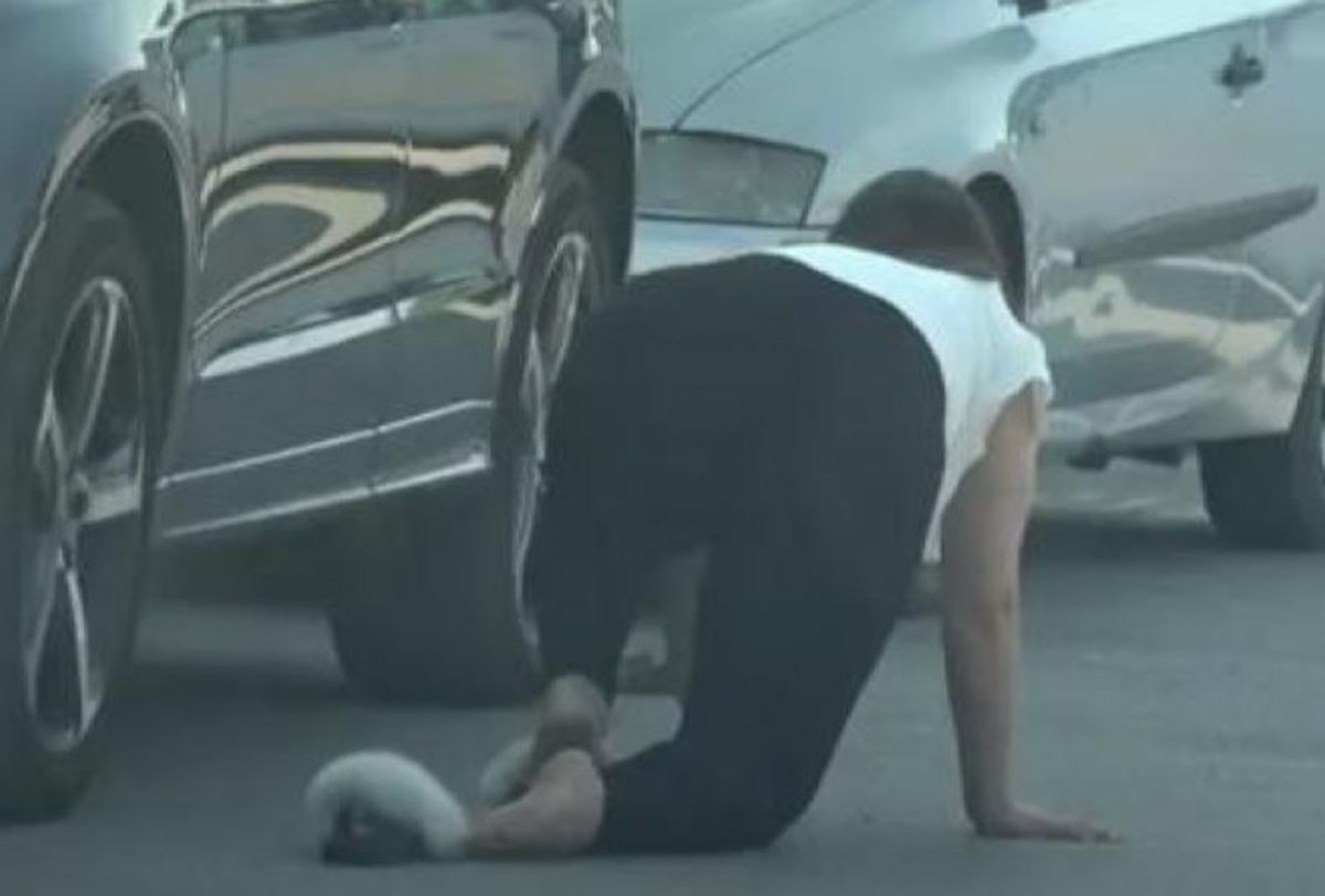 Uznemirujući snimak Miljane Kulić! Valja se po ulici, Siniša je jedva obuzdao: Ovakva je posle psihijatrije
