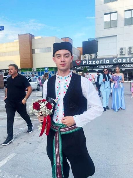 Nikola Savić, potomak Svetozara Savića, na maturi u Leskovcu