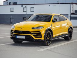 Lamborghini Urus, žuti automobil