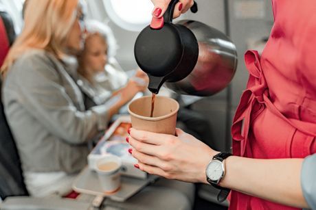 Sipanje kafe u avionu Sipanje kafe u avionu