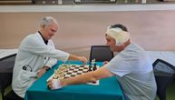 Podvig lekara u Nišu: Poznati šahista koji je „matirao“ najteži oblik korone i od nje ogluveo, ponovo će čuti!