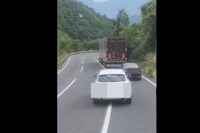 Preticanje, vožnja, krivina Preticanje, vožnja, krivina