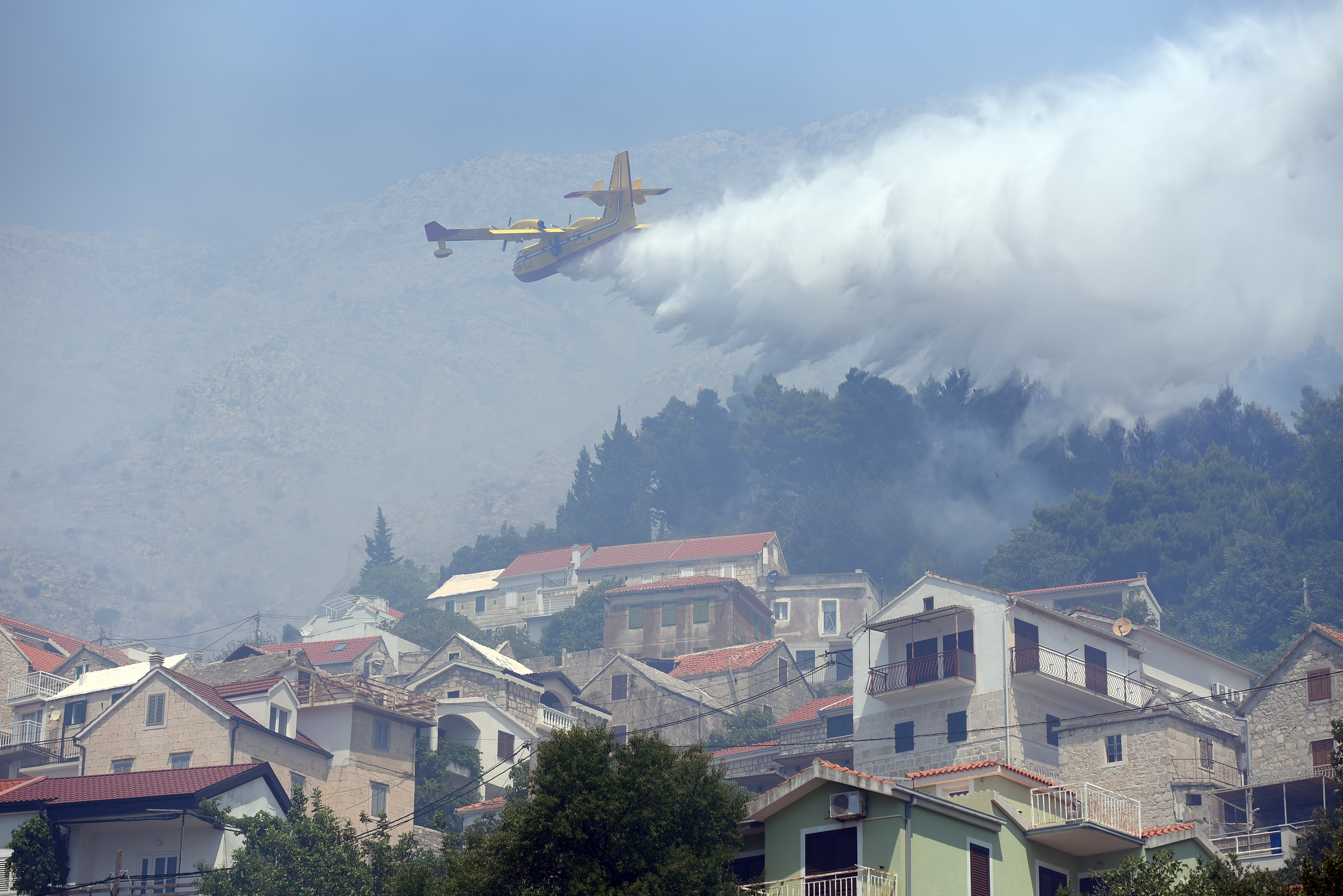 Ovako izgleda Omiš iz vazduha: Avioni uleću u grotlo požara, od snimka podilazi jeza!