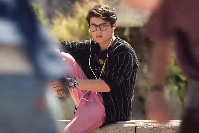 decak u roze pantalonama