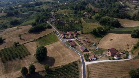 Dragačevo - Udruženim snagama meštana i opštine asfaltira se seoski put Dragačevo - Udruženim snagama meštana i opštine asfaltira se seoski put