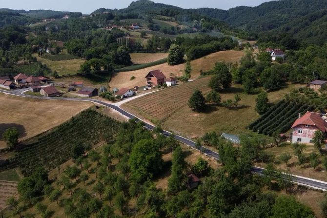 Dragačevo - Udruženim snagama meštana i opštine asfaltira se seoski put Dragačevo - Udruženim snagama meštana i opštine asfaltira se seoski put