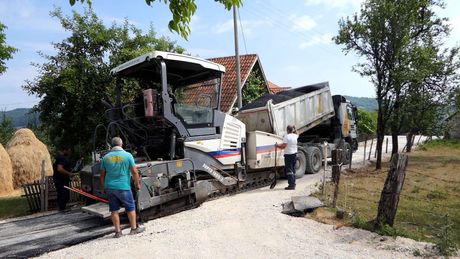 Dragačevo - Udruženim snagama meštana i opštine asfaltira se seoski put Dragačevo - Udruženim snagama meštana i opštine asfaltira se seoski put