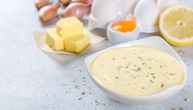 Holandez sos bez grudvica za 60 sekundi: Trik sa štapnim blenderom koji uvek uspeva