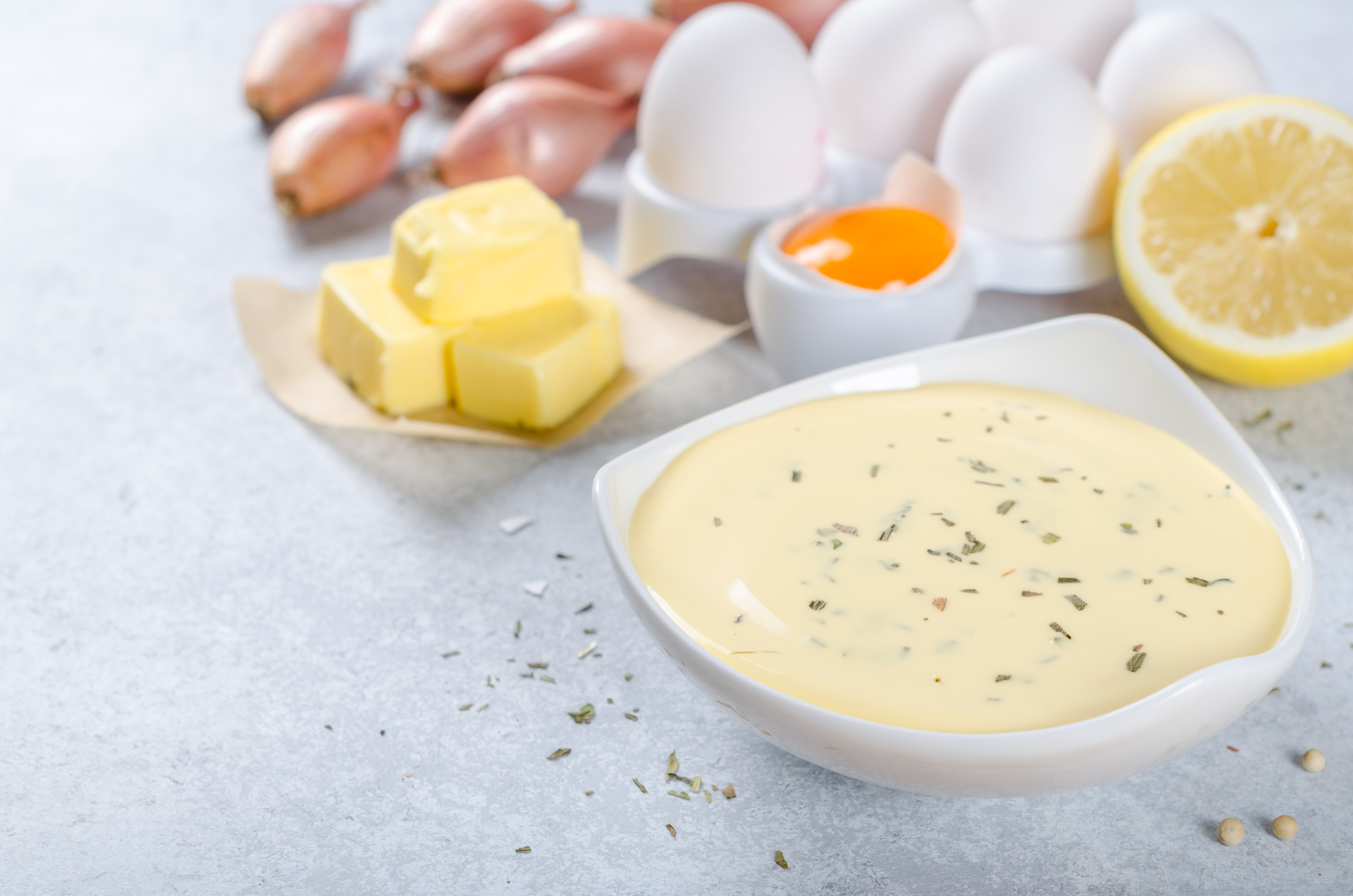 Holandez sos bez grudvica za 60 sekundi: Trik sa štapnim blenderom koji uvek uspeva