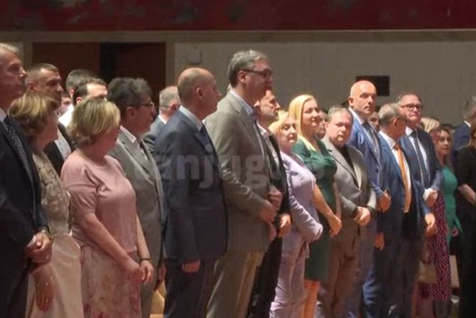 Vučić uručio ugovore o radu najboljim diplomcima medicinskih fakulteta i škola Vučić uručio ugovore o radu najboljim diplomcima medicinskih fakulteta i škola