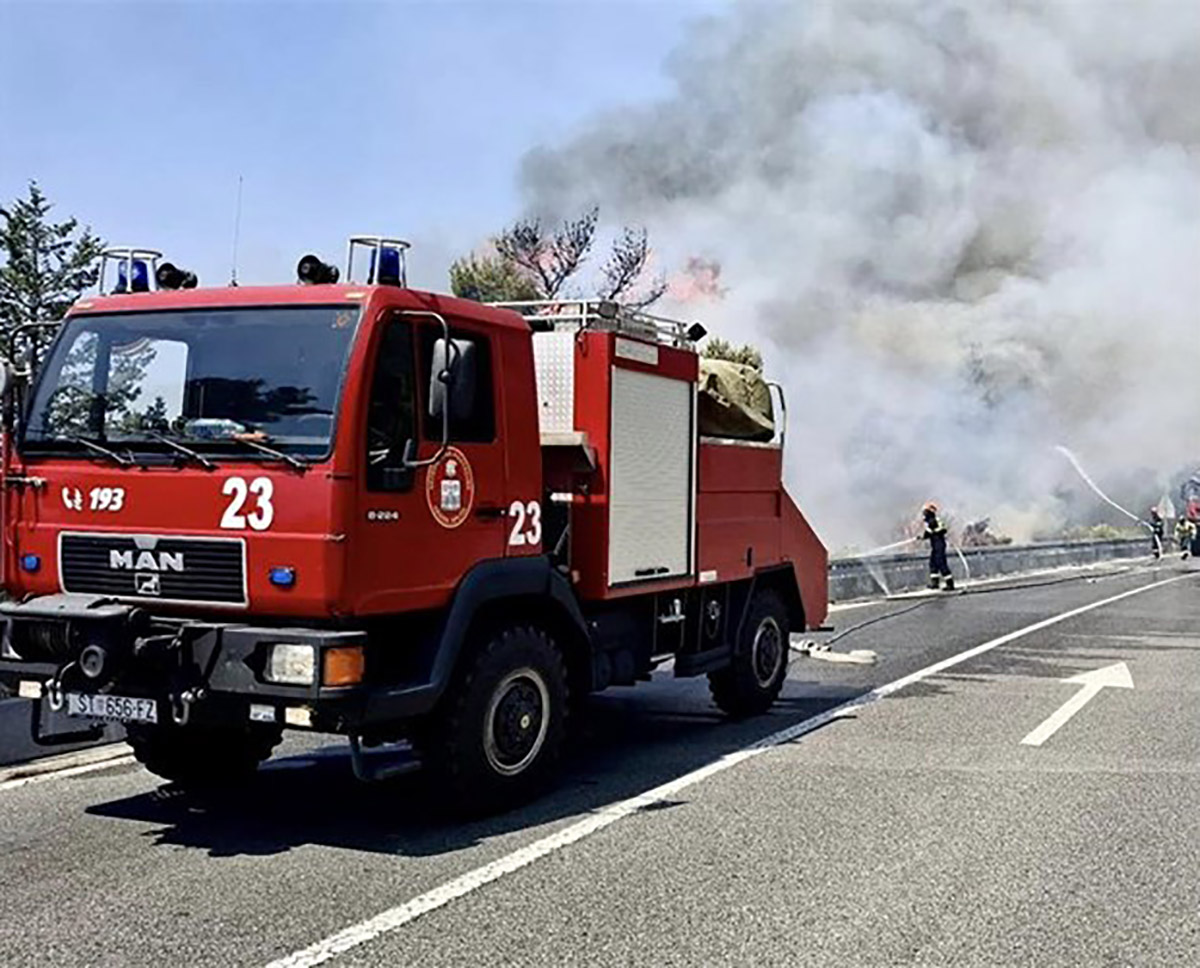 Požar na hrvatskom ostrvu Čiovu delimično pod kontrolom: Spaseni stambeni objekti