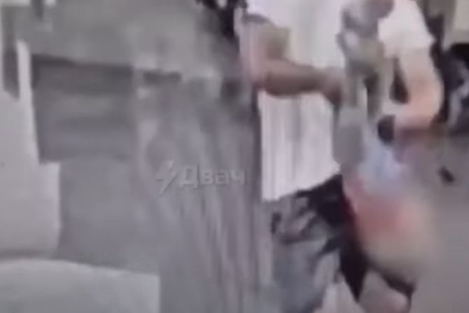 Ludak bacio dete glavom na pod na aerodromu Šeremetjevo u Moskvi