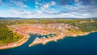 Mesto na Jadranu koje Srbi obožavaju krije NEVEROVATAN PRIZOR: Zid od 3 metra deli muškarce i žene na plaži!