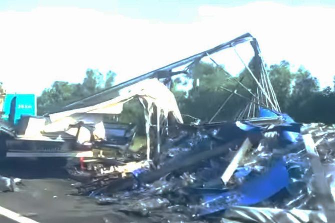 Izgoreo kamion kod naplatne rampe Umčari