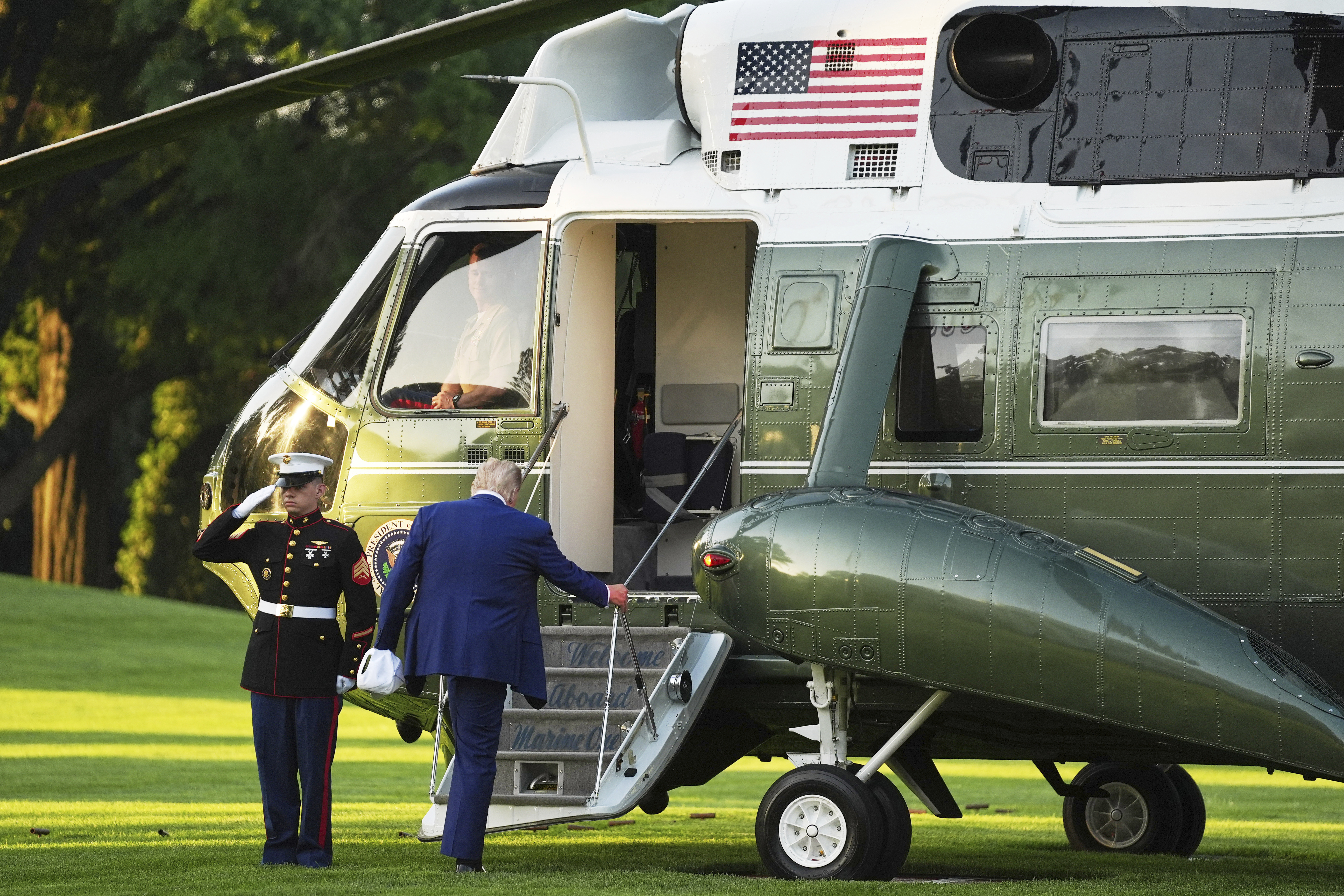 FAA istražuje incident sa Trampovim Marine One: Predsednički helikopter bio preblizu putničkom avionu