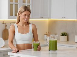 sok od celera, celer, devojka, napitak, jutro