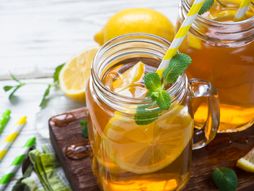 Limunada sa mentom i limunom