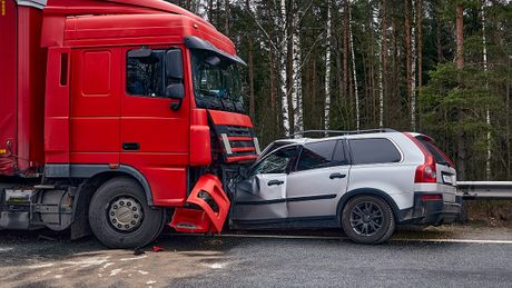 saobracajna nesreca, kamion, auto, ceoni sudar
