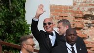 Evo i mladoženje! U crnom smokingu, sa čamca, maše 2. NAJBOGATIJI ČOVEK NA SVETU: Dao milione da usreći ženu
