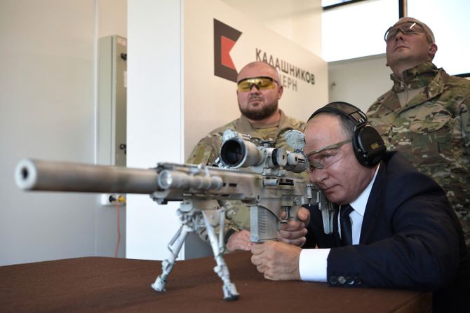 Vladimir Putin, snajper, snajperska puska,Čukavin SVČ-308, Kalašnjikov Sergej Uržumcev Vladimir Putin, snajper, snajperska puska,Čukavin SVČ-308, Kalašnjikov Sergej Uržumcev