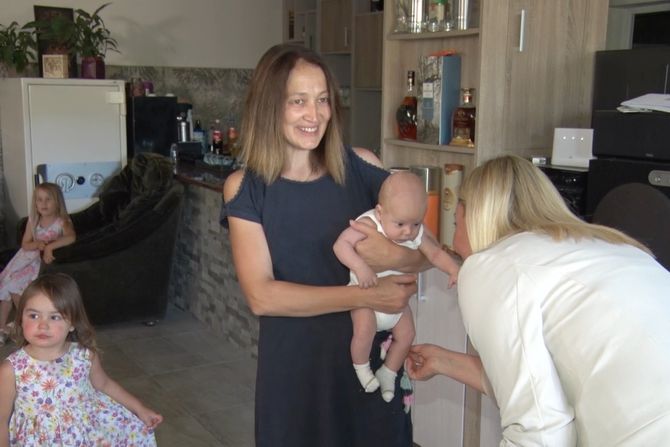 Ministarka Macura u poseti porodici u selu Stapari