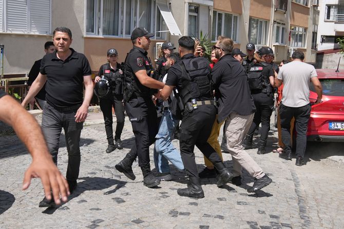 Hapšenje LGBTQ+ aktivista u Istanbulu Hapšenje LGBTQ+ aktivista u Istanbulu
