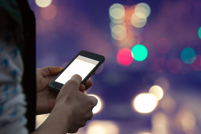 Telefon u ruci, čovek, saobraćaj Telefon u ruci, čovek, saobraćaj