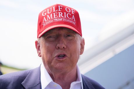 Donald Tramp u poseti pritvoru za uhapšene imigrante poznatom kao Aligator Alkatraz i Desantisov Gvantanamo Donald Tramp u poseti pritvoru za uhapšene imigrante poznatom kao Aligator Alkatraz i Desantisov Gvantanamo