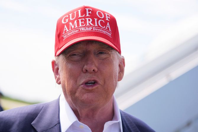 Donald Tramp u poseti pritvoru za uhapšene imigrante poznatom kao Aligator Alkatraz i Desantisov Gvantanamo Donald Tramp u poseti pritvoru za uhapšene imigrante poznatom kao Aligator Alkatraz i Desantisov Gvantanamo