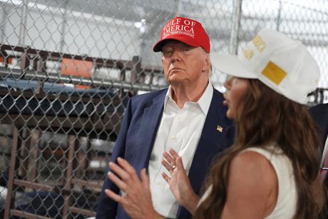 Donald Tramp u poseti Poritvor za uhapšene imigrante poznatom kao Florida Alkatraz i Desantisov Gvantanamo Donald Tramp u poseti Poritvor za uhapšene imigrante poznatom kao Florida Alkatraz i Desantisov Gvantanamo