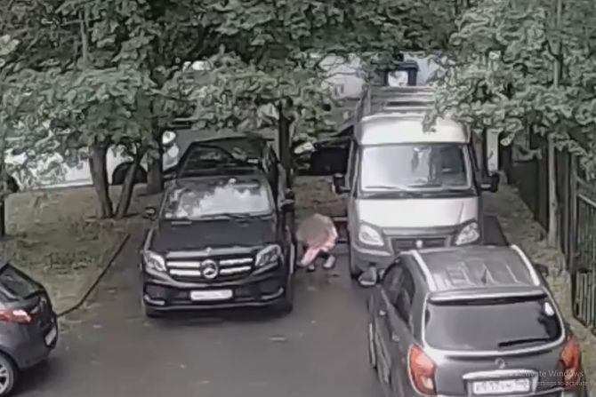 Podmetanje bombe ispod automobila u Sankt Petersburgu