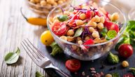 Šarena proteinska obrok salata: Kombinacija različitih ukusa i tekstura u jednom osvežavajućem zalogaju