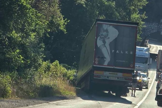 prikolica sa šlepera sletela, nova varos prikolica sa šlepera sletela, nova varos