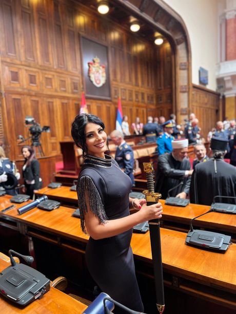 Biljana Jovanović, uručene sablje Biljana Jovanović, uručene sablje