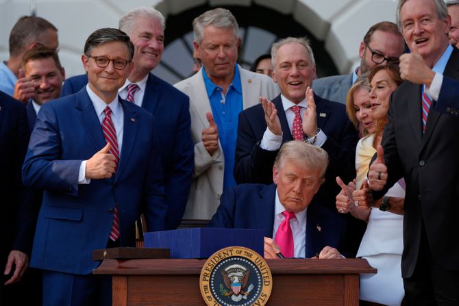 Donald Tramp potpisao "veliki prelepi zakon" Donald Tramp potpisao "veliki prelepi zakon"