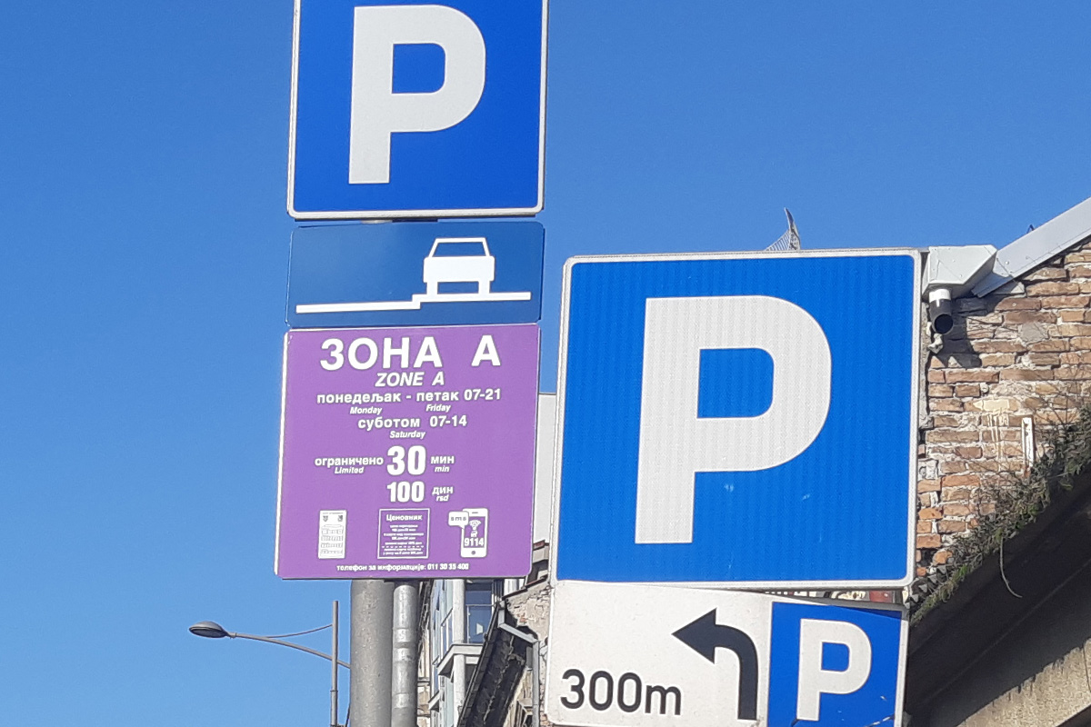 Da li je realno da neko OVAKO parkira "smarta" u Srbiji? Slika napravila lom, taguju se u potrazi za vozačem