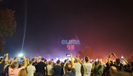Fotografija iz publike sa Tompsonovog koncerta govori više od hiljadu reči