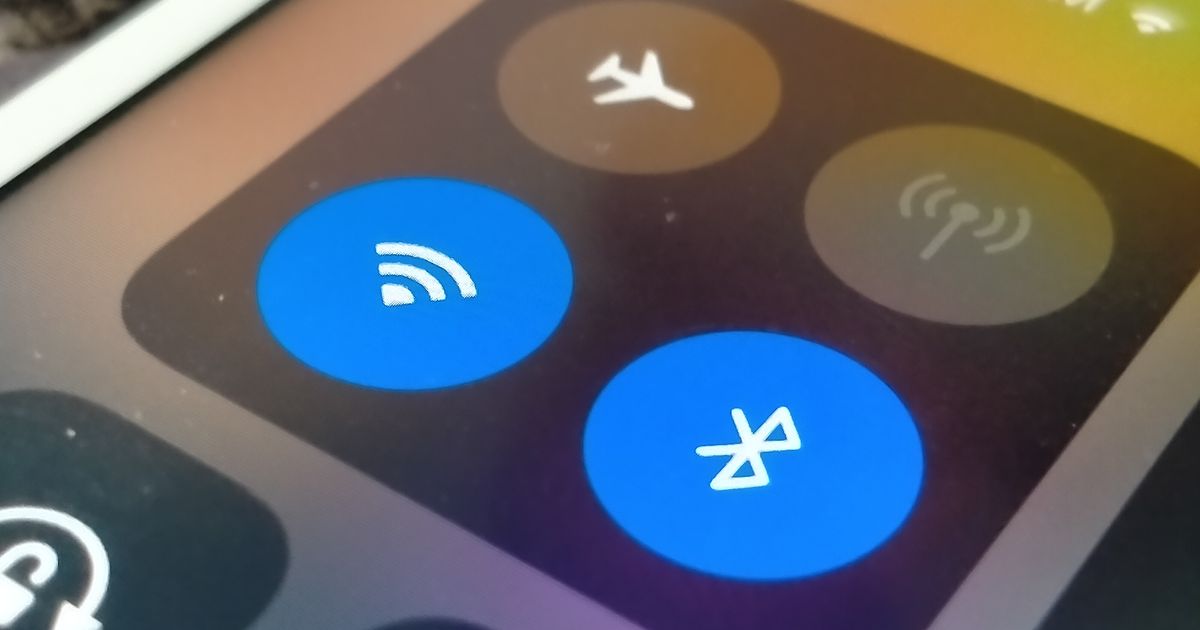 Why Your Mobile Phone Constantly Emits Signals and Who Is Tracking You Because of It