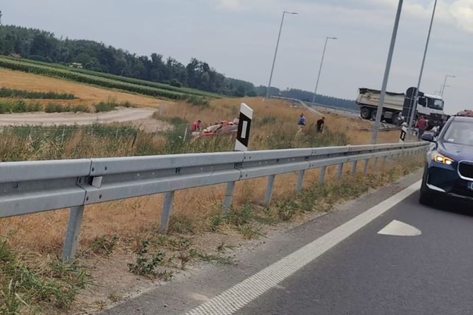 Saobraćajna nezgoda kod kružnog toka u mestu Lešnica na autoputu Šabac Loznica Saobraćajna nezgoda kod kružnog toka u mestu Lešnica na autoputu Šabac Loznica