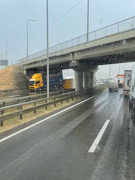 Autoput prevrtanje kamiona, nevreme Autoput prevrtanje kamiona, nevreme