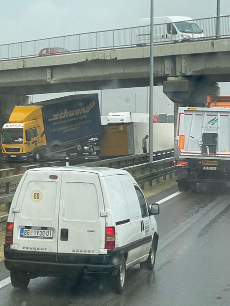 Autoput prevrtanje kamiona, nevreme Autoput prevrtanje kamiona, nevreme