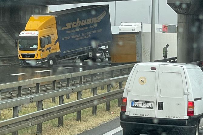 Autoput prevrtanje kamiona, nevreme Autoput prevrtanje kamiona, nevreme