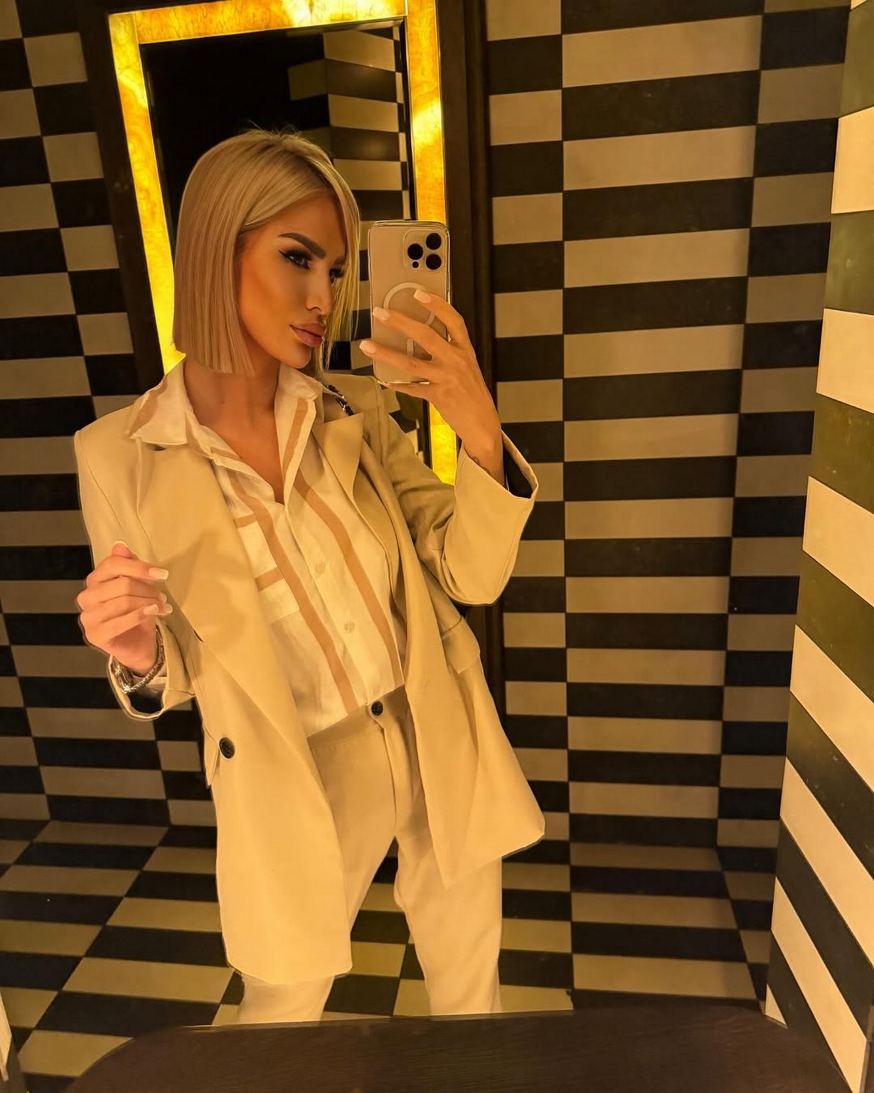 Uzela 200.000 evra i otišla iz Srbije?! Evo gde je viđena Aleksandra Nikolić u jeku haosa sa Mitrovićima