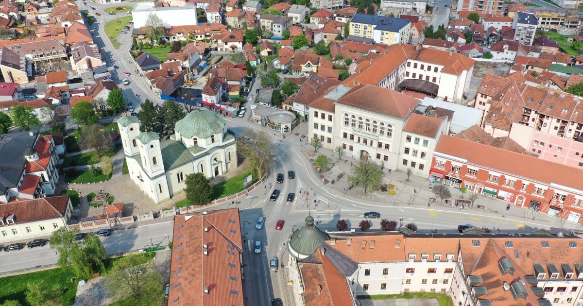 Više od 400 maturanata plesalo maturski ples na glavnom trgu u Čačku