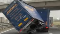 Neverovatno: Pogledajte trenutak kad je vetar PREVRNUO KAMION na auto-put kod Beograda!