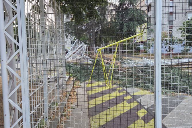 Oluja nevreme palo drvo Novi Beograd sportski tereni igralište Oluja nevreme palo drvo Novi Beograd sportski tereni igralište